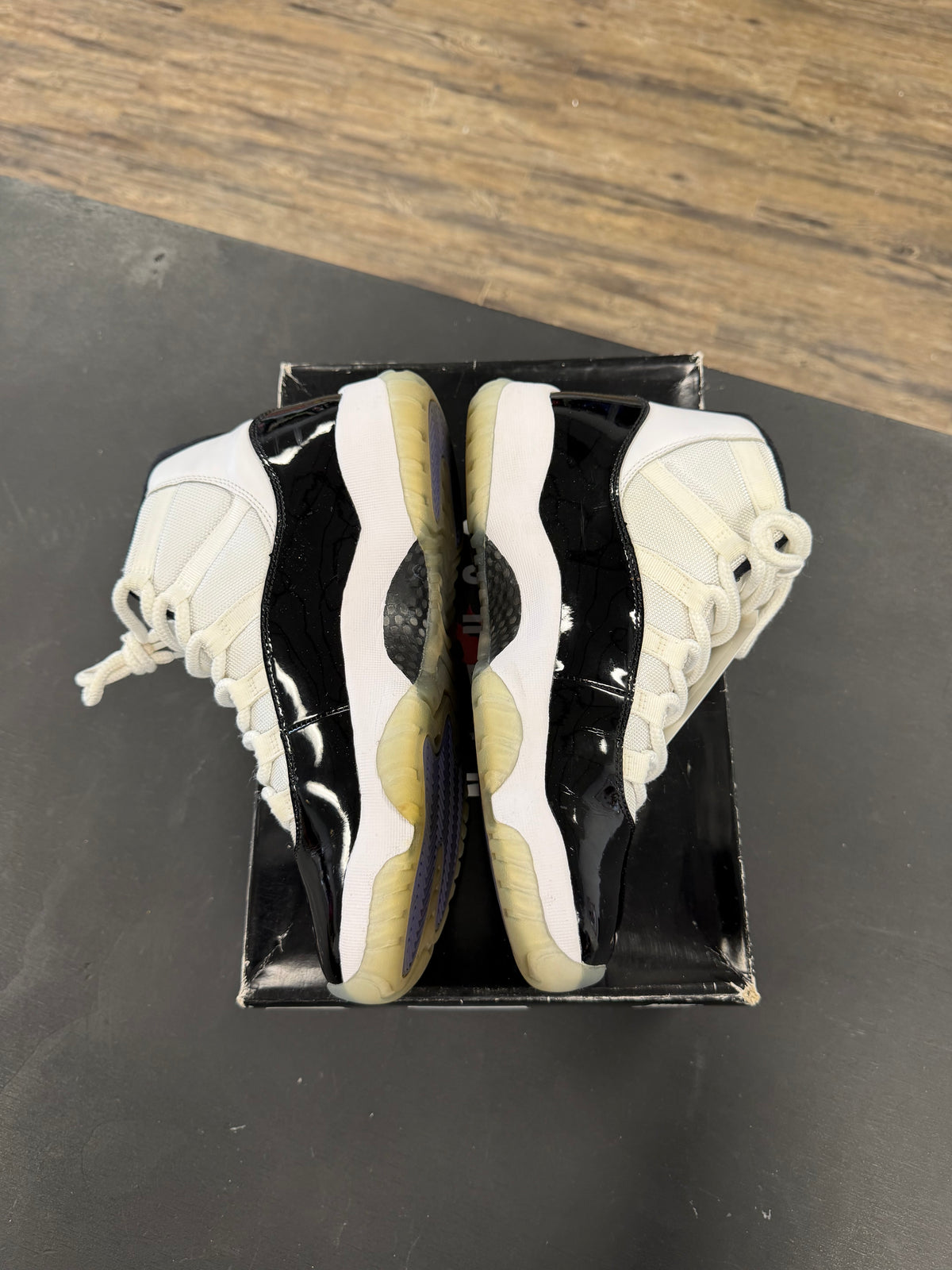 Air Jordan 11s "Concord 2018" Size 9