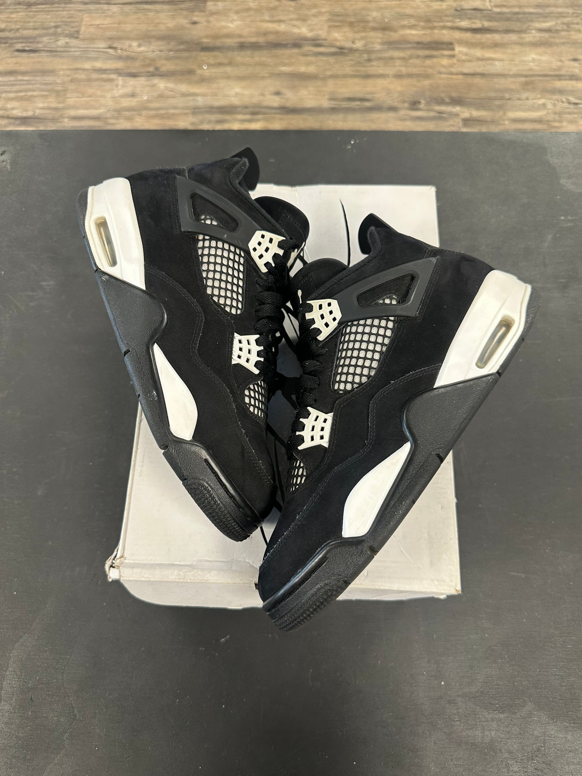 Air Jordan 4 "White Thunder" Size 9